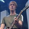 Jonas Pfetzing mit geschlossenen Augen an der Gitarre